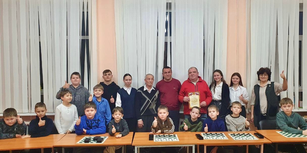 Шашечный турнир: встреча с чемпионами и сеанс одновременной игры.