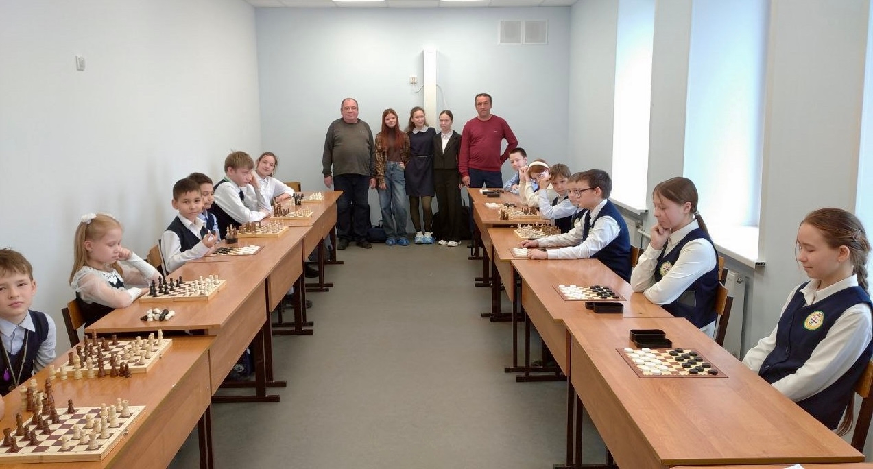 Юные шахматисты сразились с профессионалами в сеансе одновременной игры по шашкам!