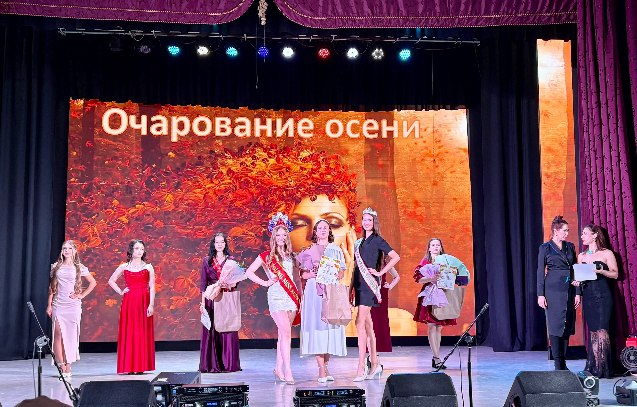 Студентка София Куртова стала «Мисс Элегантность» на конкурсе «Очарование Осени-2025».