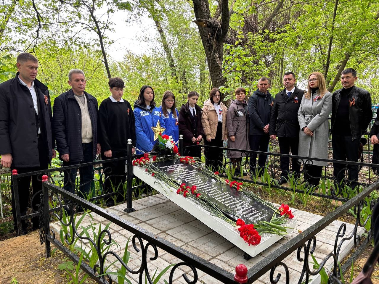 Церемония возложения цветов и венков к могиле воинов.