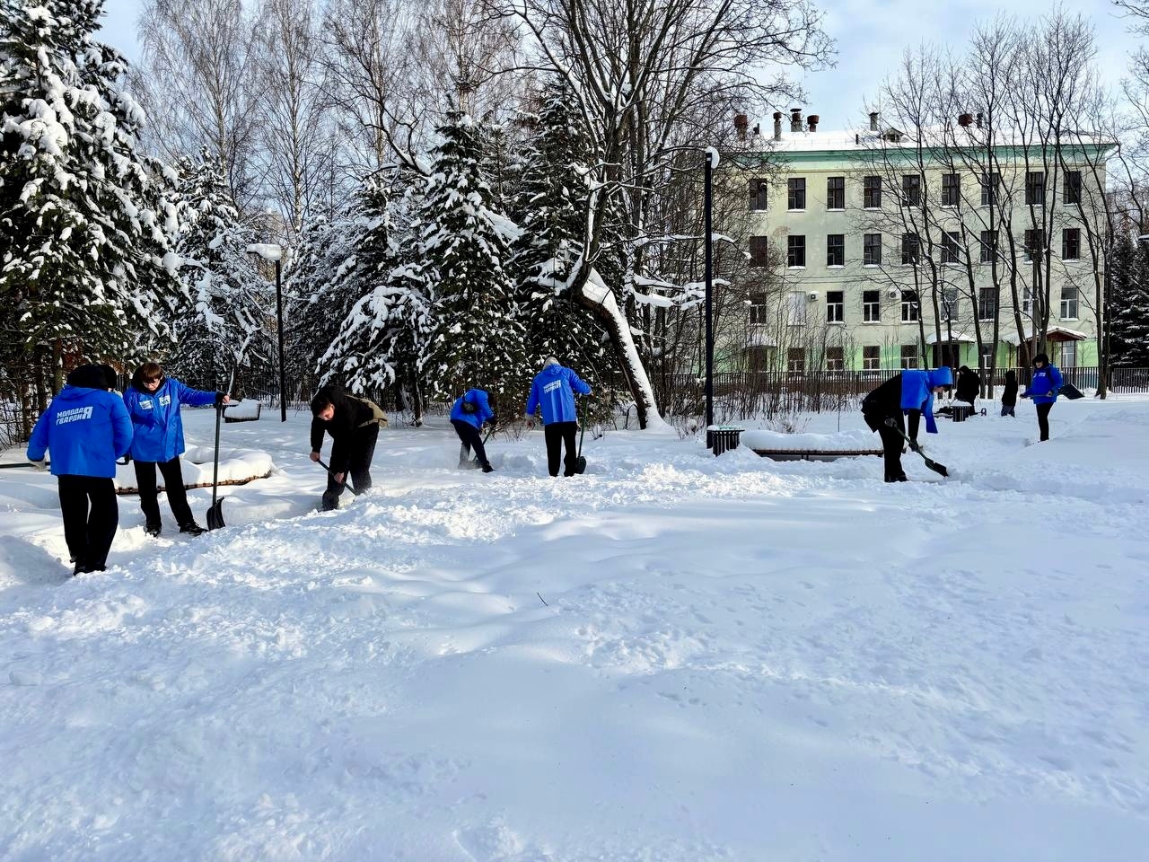 Студенты-активисты навели порядок в сквере им. Л.И. Калимуллина.