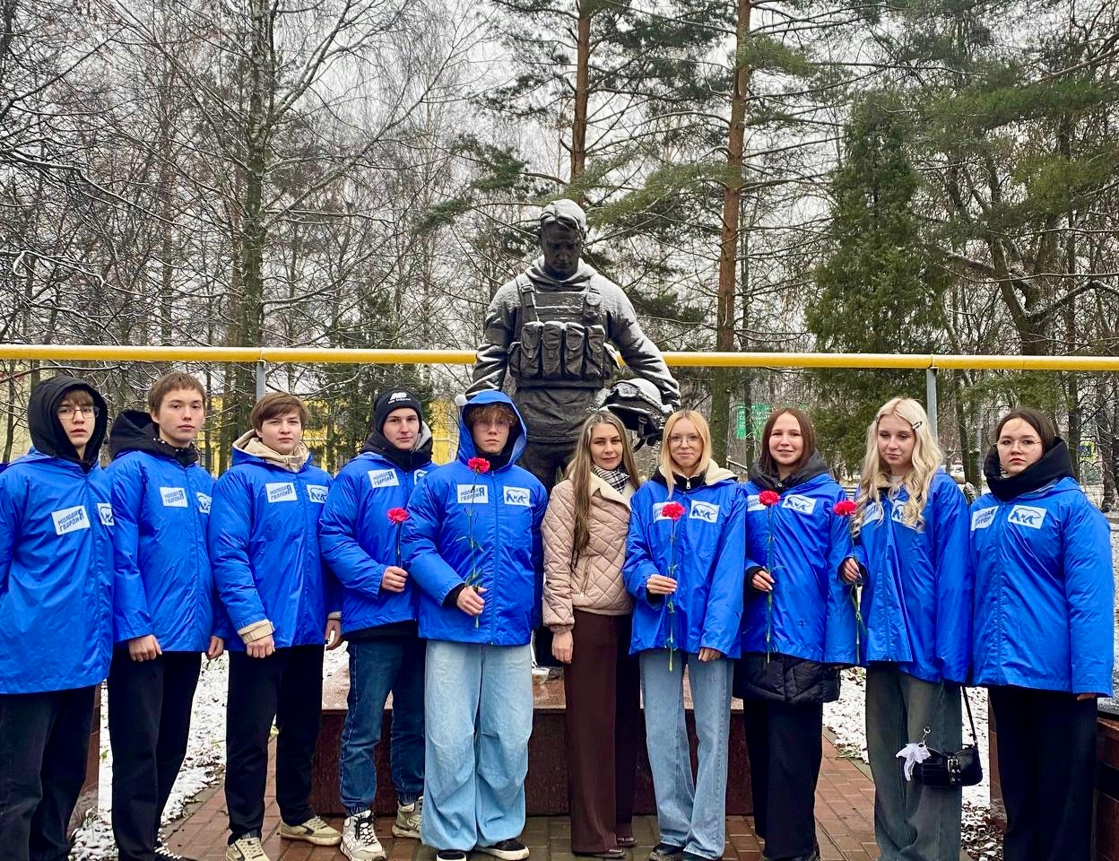 Активисты Молодой гвардии отдали дань памяти и возложили цветы к Монументу в честь воинов-канашцев.